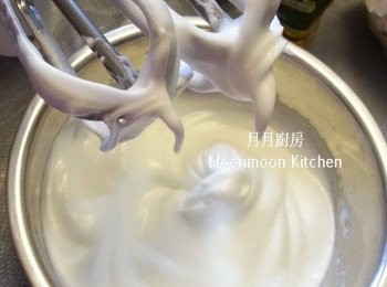 step5: 做蛋白霜：蛋白放入乾淨的盆中，打至起泡，砂糖分2次加入，打發至企身。