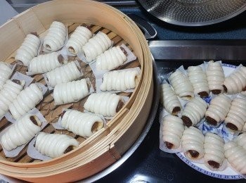 step11: 今次用了8條潤腸,皮用雙倍份量,只是將1條潤腸剪出4條,皮分成32份,就可以做到32件迷你潤腸卷