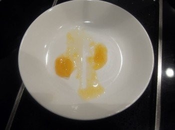 step7: 熬煮約30-35分鐘左右,將果醬取出一小湯匙在盤子上從中劃開,果醬不會融合即代表熬煮完成。