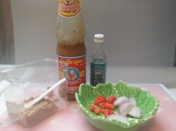 step1: 熱油加入乾葱頭、辣、豆醬、糖、魚露炒香(魚露增添鮮味)
