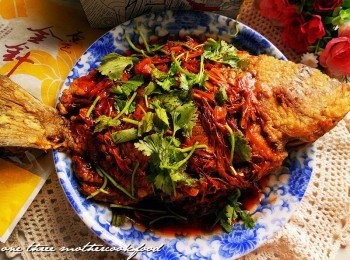 step5: 最後將<span class="group_4">糖醋醬</span>澆淋在魚上，灑上香菜，香噴噴的糖醋，大人、小孩都愛超下飯❤