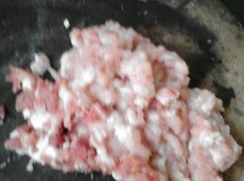 step2: 五花肉切成肉丁。