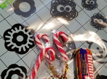 step4: 焗曲奇期間將果汁糖放入密實袋，用轆將果汁糖轆碎（不用太碎）