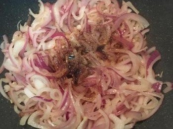 step4: 豬排煎好後，原鍋放點橄欖油將洋蔥炒軟，再加入糖續炒到完全軟化，