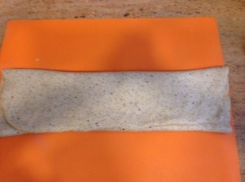 step3: 平均切開8份再放入蒸籠發酵40-60分鐘,冷水加入饅頭大火蒸14分鐘最後1分鐘轉中小火關火後再開小小空隙放2分鐘再開蓋.