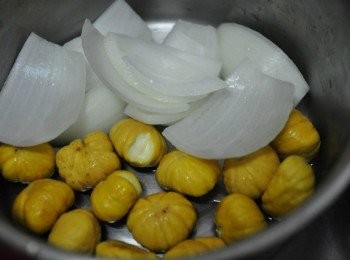 step6: 取一湯鍋，先將栗子與洋蔥鋪底