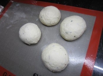 step5: 用手按壓幾下，排出空氣(手可沾上高粉或灑上麵糰面上)。