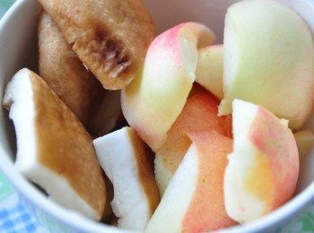 step1: 將水蜜桃與新鮮香菇切塊狀