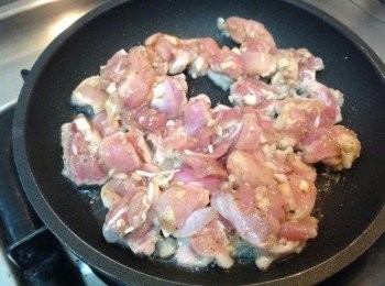 step1: 雞腿肉切小塊，蒜頭、米酒、醬油略醃，炒熟