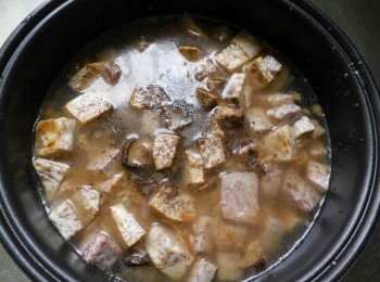 step6: 加入高湯(香菇水)、米與所有<span class="group_1">食材</span>進電鍋炊熟