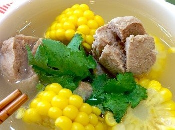 step3: 等湯滾後，放豬肉貢丸，等貢丸浮起，加入適量的鹽及胡椒調味，最後放入香菜即可。