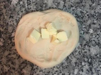 step3: 略微壓扁麵團後混入室溫奶油。壓揉到奶油被麵團吸收且表面光滑。 此步驟ㄧ開始會很濕黏,但等麵粉揉到出筋後，就會很容易揉到表面光滑。