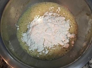 step5: 篩入麵粉和鹽，混勻。