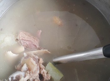 step10: 做法 :

將五花腩 , 豬橫脷 , 豬骨用 3 片薑出水去腥 , 冬瓜切件 , 草菇切開一半 , 用 3 至 4 湯碗水 , 將所有材料放入大火滾起 , 轉中細火煲 2'1/2 小時後 , 將五花腩 , 豬橫脷取出備用做另一餸菜 , 熄火調味蓋好焗約 30 分鐘 , 飲用前大火滾起 , 完成 .