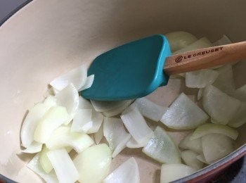 step3: 燒熱油鍋子，中火加熱後加入洋蔥片快炒至軟身，若太乾身，可加少許雞湯繼續快炒，炒至洋蔥香味突出