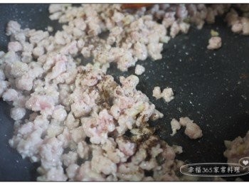 step6: 加入花椒粉拌炒。
