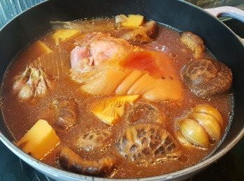 step5: 轉中小火炆1.5小時，關火焗一夜。