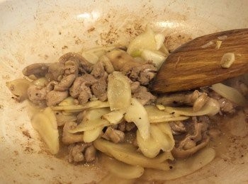 step5: 起油鍋爆香 蒜末 蔥綠 下雞腿肉快炒 再加入薑片一起拌炒