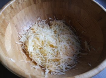 step1: 把木瓜刨成絲

(我今次是同食物處理器, 不過選錯了刀片, 切得太幼了~哈哈)

另外, 車厘茄對切一半, 豆角切段