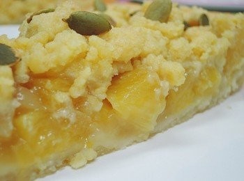 step8: 最後在<span class="group_3">奶酥</span>鳳蘋派上撒上烤的香脆的南瓜子!!!好吃的派就完成囉!!!!