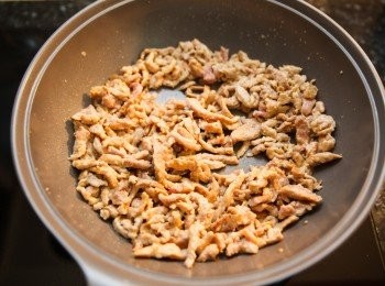 step3: 起油鍋，將豬肉絲炒至7分熟後起鍋備用。