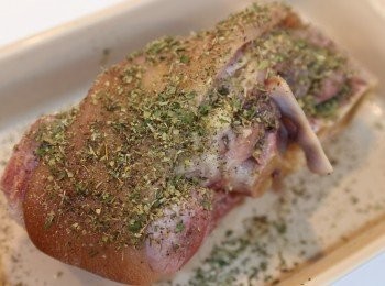 step4: (4) 取出咸豬手用廚紙印乾，用黑胡椒+香草醃豬手 (用义吉豬手皮)