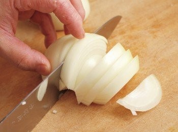 step2: 洋蔥去芯剝皮後切成1∼1.5cm的厚片。不要黏在一起炒，可以先一片一片剝開再炒。