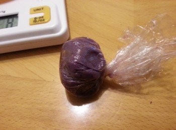 step10: 用保鮮紙包住轉成球狀,放入雪櫃待用