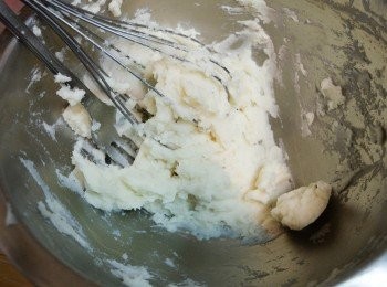 step4: 然後倒入容器，用打蛋器打成泥，完工