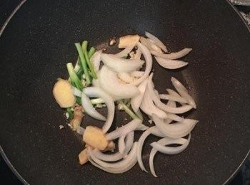 step4: 魚煎上色後，先起鍋；利用鍋中殘油將薑片、蒜末、蔥白和洋蔥炒香。