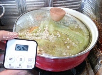step4: 用中火煲5分鐘至滾起 , 蓋上蓋轉慢火煲45分鐘