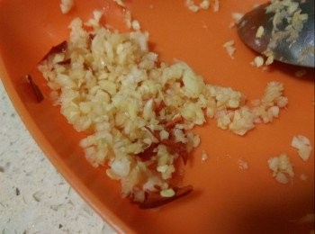 step2: 蒜，薑，辣椒剁碎，香菜切好備用。