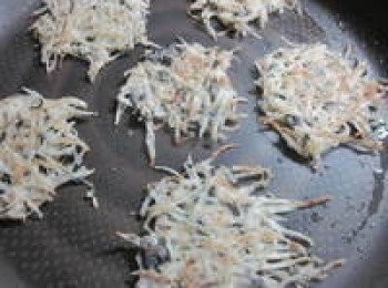 step3: 平底鍋放油加熱後,放上適量的馬鈴薯絲,兩面煎到金黃色即可