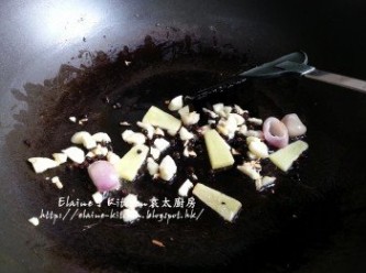 step5: 燒紅鑊 , 爆香薑片 , 蒜粒 , 乾蔥頭及黑胡椒粒
