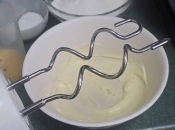 step3: 將雞蛋加入牛奶中，用打蛋器將牛奶混合物加入麵糊中，分3次加入攪勻就可以，不要過度打發，麵糰會起筋