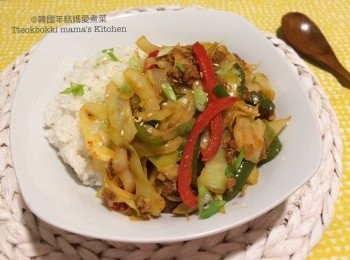 step7: 盛飯將吞拿魚椰菜放上飯面即可。