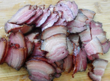 step5: 蒸好的臘肉，取出，切片。