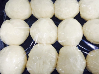 step6: 蓋上保鮮膜，排氣並再次發酵15分鐘。