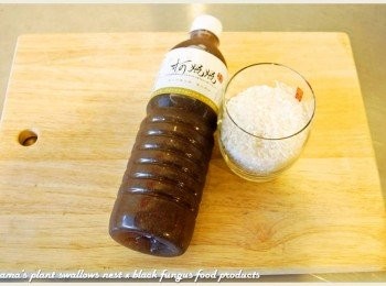 step1: 事先準備已煮好的香米、黑木耳露等基本料理<span class="group_1">食材</span>。