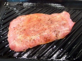 step2: 將燒烤鍋或平底鍋熱鍋後,放入醃製好的松阪豬煎至表面焦香。