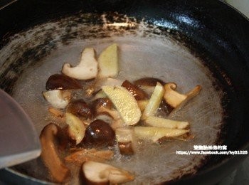 step3: 先倒進油熱鍋後，放進香菇和薑片炒香。