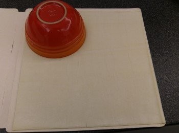 step2: 酥皮用圓形碗分成四份。