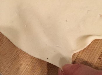 step5: 麵團分2份，壓扁，擀開成圓形薄餅皮，盡量愈簿愈好看，備用，