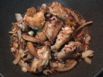 step8: 便可把煎好的雞翅放入，並延鍋邊倒入米酒。
