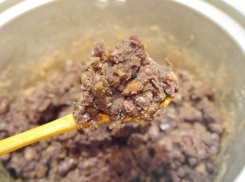 step2: *打開電鍋加入糖攪拌，悶鍋十分鐘左右即可。