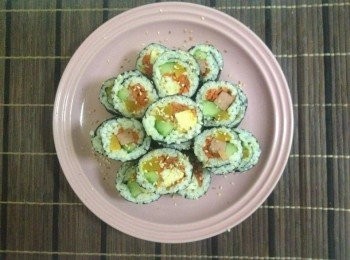 step9: 紫菜包飯切好後可上碟, 然上灑上白芝麻後即可食用。