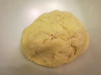 step3: [做<span class="group_1">撻皮</span>] 加入一隻蛋，把粉粒搓成一粉糰，用保鮮紙包好，放雪櫃一個小時