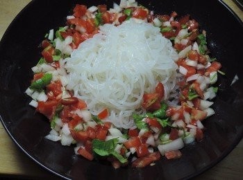 step8: 延著外圍放上莎莎醬