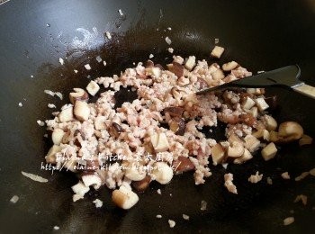 step5: 加入豬肉碎炒至半熟