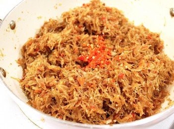 step11: 放入紅椒和指天椒末拌炒（小心辣味嗆鼻啊！）